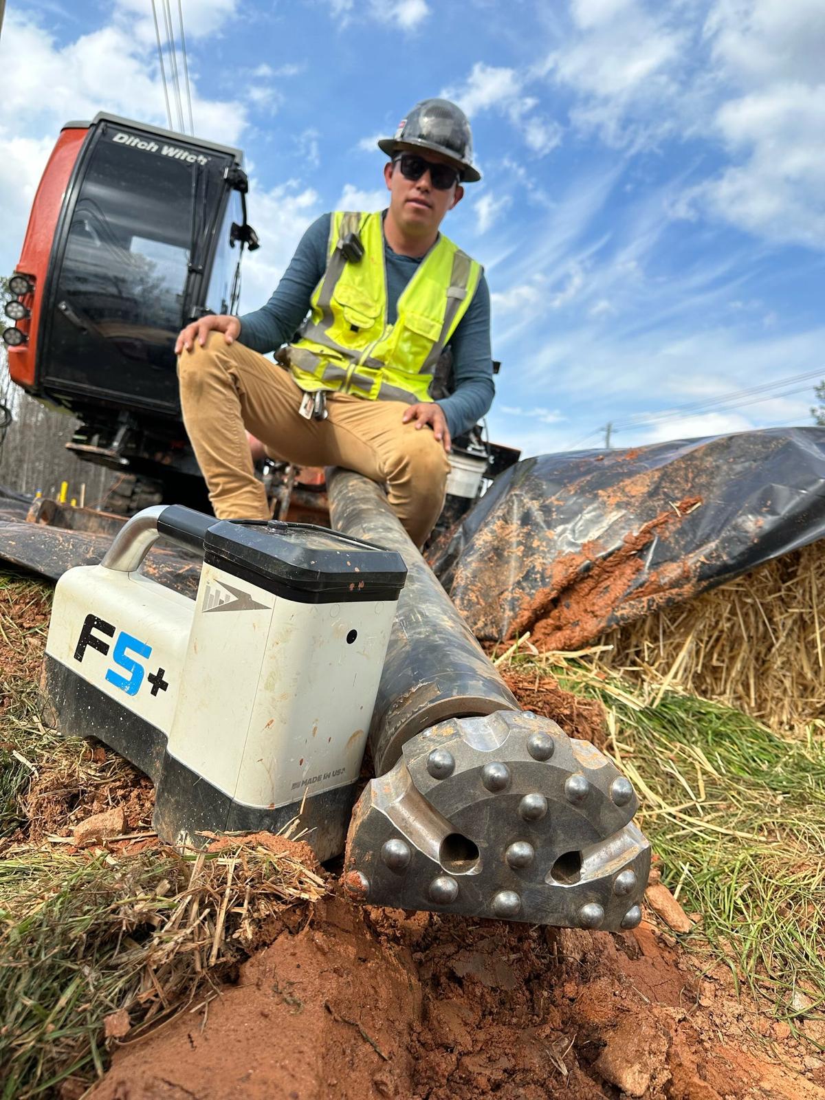 HDD drill head and field operator